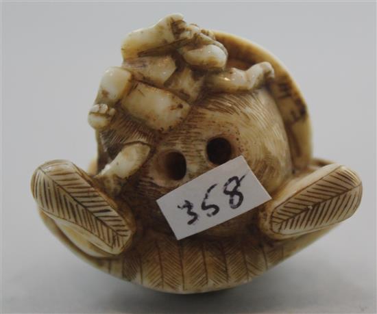 A Japanese walrus ivory netsuke of Shoki crushing two oni, signed Gyokuzan, Meiji period, 3.8cm
